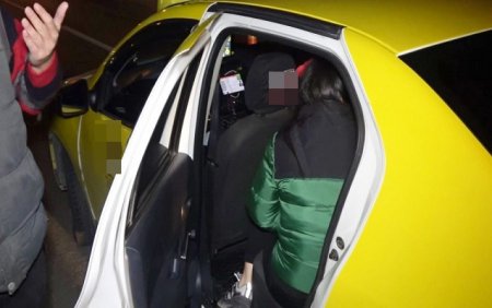 Sürücüyə “tez sür” dedi, yarı yolda qaldı Sürücüyə “tez sür” dedi, yarı yolda qaldı