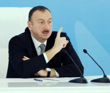 Valideynlər rus bölməsinə Azərbaycan dilində tarix dərsi keçirilməsinə etiraz edir Valideynlər rus bölməsinə Azərbaycan dilində tarix dərsi keçirilməsinə etiraz edir