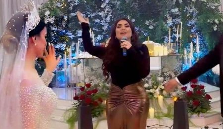 Şəbnəm toy sahibi ilə dalaşdı, mikrofonu atıb tərk etdi Şəbnəm toy sahibi ilə dalaşdı, mikrofonu atıb tərk etdi